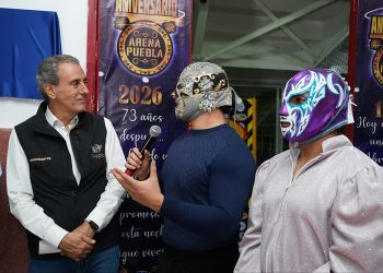 Devela Edil placa conmemorativa por el 73 aniversario de la Arena Puebla