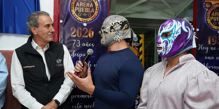 Devela Edil placa conmemorativa por el 73 aniversario de la Arena Puebla