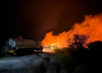 Gobierno del Estado combate incendio en Acatlán de Osorio
