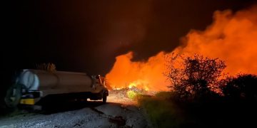 Gobierno del Estado combate incendio en Acatlán de Osorio