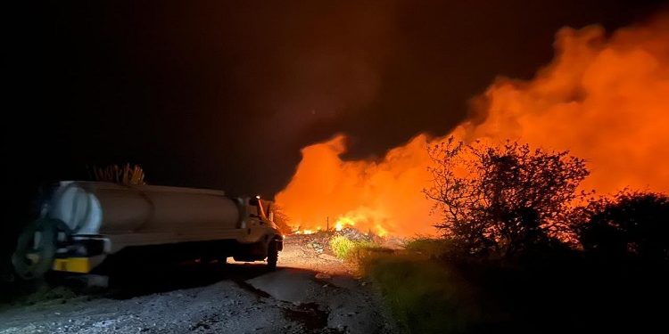 Combate Protección Civil Estatal incendio en Acatlán de Osorio