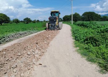 Rehabilita Gobierno del Estado caminos saca cosechas en Xochitlán Todos Santos