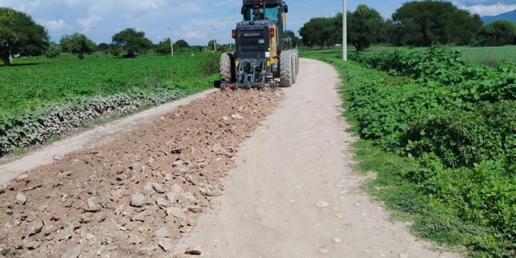 Rehabilita Gobierno del Estado caminos saca cosechas en Xochitlán Todos Santos