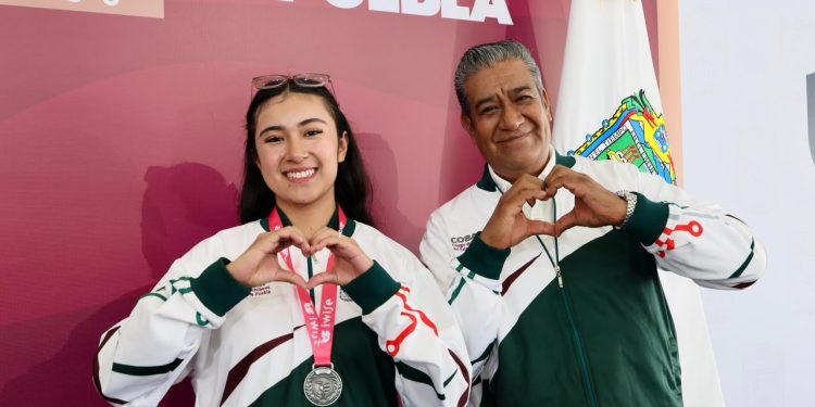 Proyecto de fertilizante orgánico gana Plata en Londres con estudiante poblana de COBAEP