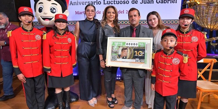La titular de Lotería, Olivia Salomón, y el Gobernador de Michoacán, Alfredo Ramírez, develan billete en honor a Juan Gabriel “el amor eterno de México”