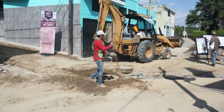 Supervisa Gobierno de la Ciudad construcción de red de alcantarillado sanitario en Romero Vargas