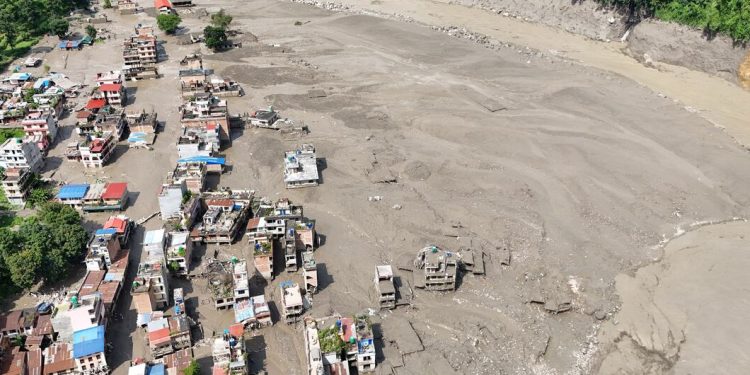 Cientos de muertos y desaparecidos tras devastadoras inundaciones en Nepal y China