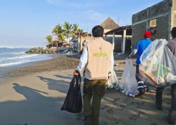 Retiran 1.7 toneladas de residuos en Playa Azul, Michoacán