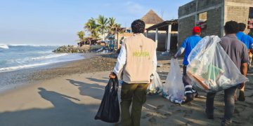 Retiran 1.7 toneladas de residuos en Playa Azul, Michoacán