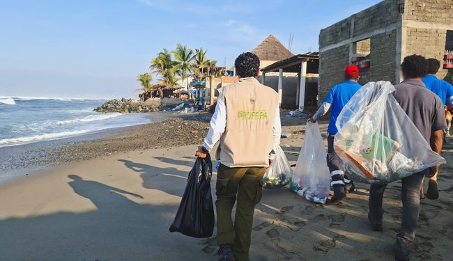 Retiran 1.7 toneladas de residuos en Playa Azul, Michoacán