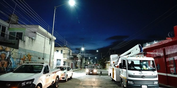Entrega Gobierno de la Ciudad 77 luminarias con LED en 20 de Noviembre y La Loma