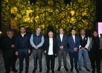 Inauguran Pepe Chedraui y Arquidiócesis de Puebla nueva iluminación de la Catedral