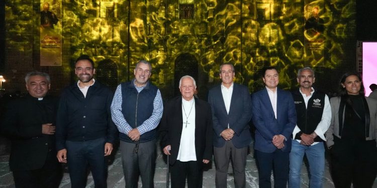 Inauguran Pepe Chedraui y Arquidiócesis de Puebla nueva iluminación de la Catedral