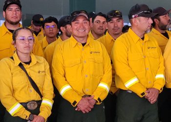 Regresa a México primer contingente de personal combatiente que apoyó en el manejo de incendios forestales en Canadá