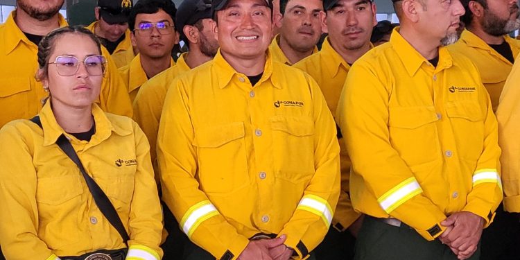 Regresa a México primer contingente de personal combatiente que apoyó en el manejo de incendios forestales en Canadá
