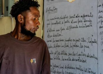 «El agua nos llega a las rodillas»: los peligros climáticos dejaron a millones de niños sin escuela en 2025