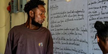 «El agua nos llega a las rodillas»: los peligros climáticos dejaron a millones de niños sin escuela en 2025