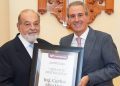 Entrega Pepe Chedraui reconocimiento de Visitante Distinguido a Carlos Slim