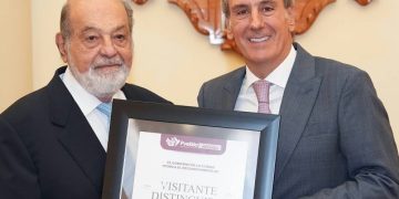 Entrega Pepe Chedraui reconocimiento de Visitante Distinguido a Carlos Slim