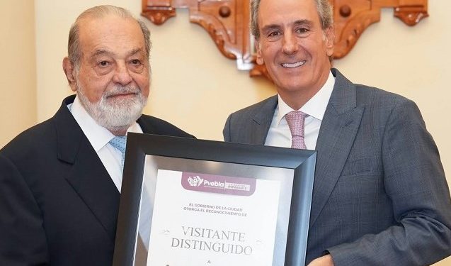 Entrega Pepe Chedraui reconocimiento de Visitante Distinguido a Carlos Slim