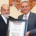 Entrega Pepe Chedraui reconocimiento de Visitante Distinguido a Carlos Slim