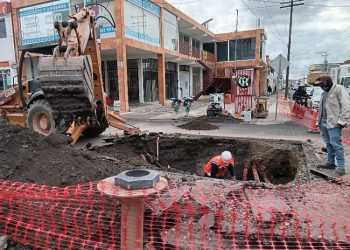 Agua de Puebla atiende fuga y hundimiento en la 25 Sur