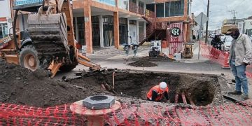 Agua de Puebla atiende fuga y hundimiento en la 25 Sur