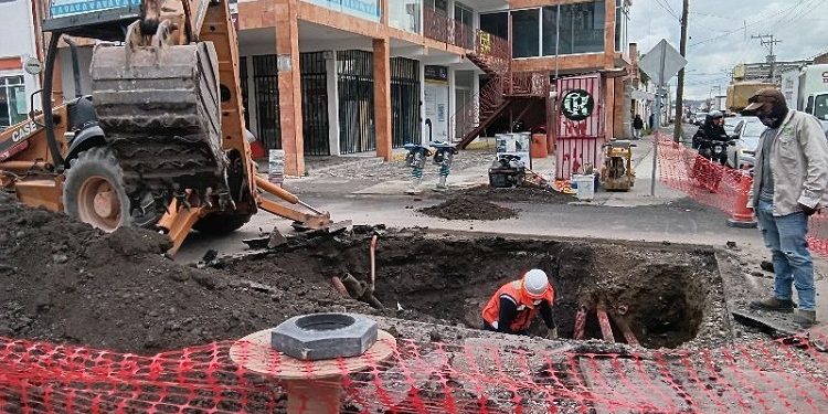 Agua de Puebla atiende fuga y hundimiento en la 25 Sur