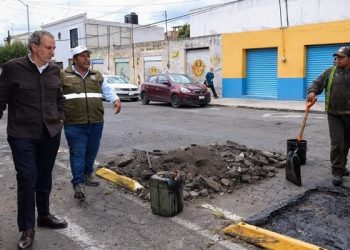 Verifica Pepe Chedraui labores de bacheo en colonia Los Volcanes