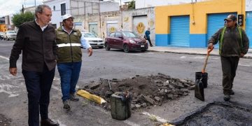 Verifica Pepe Chedraui labores de bacheo en colonia Los Volcanes