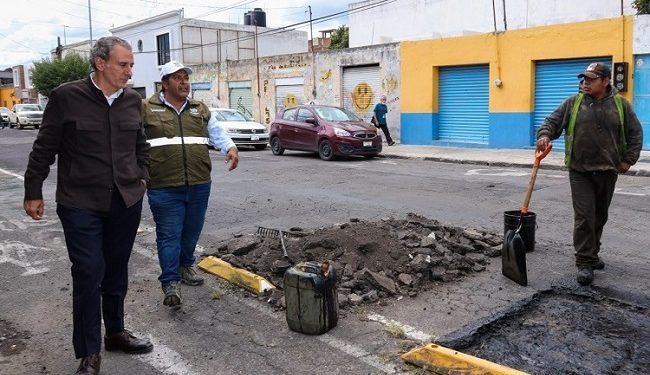 Verifica Pepe Chedraui labores de bacheo en colonia Los Volcanes
