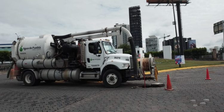 Desazolve a la red de drenaje realiza Agua de Puebla ante las intensas lluvias