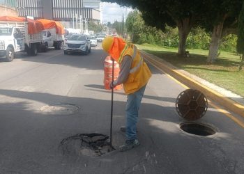 Agua de Puebla atiende reporte de hundimiento en avenida Cúmulo de Virgo