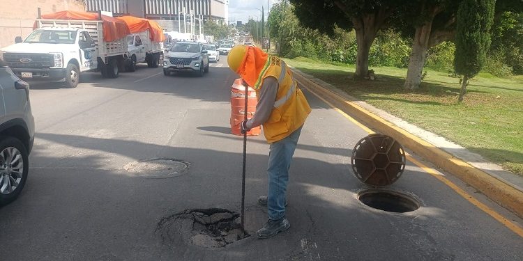 Agua de Puebla atiende reporte de hundimiento en avenida Cúmulo de Virgo