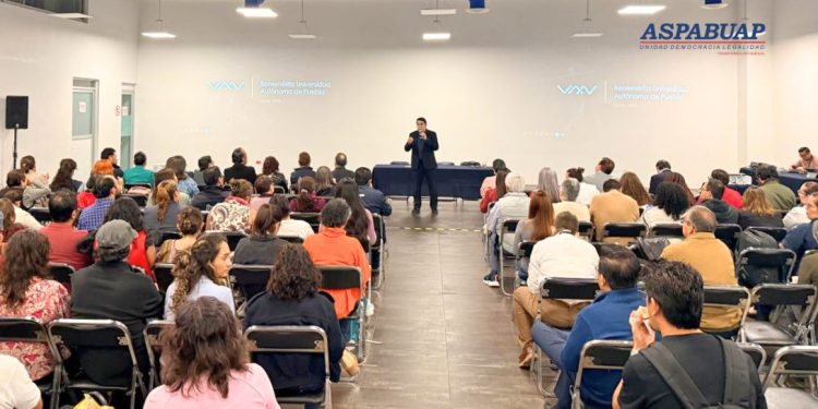 Sostiene secretario general de ASPABUAP reuniones informativas con los sindicalizados