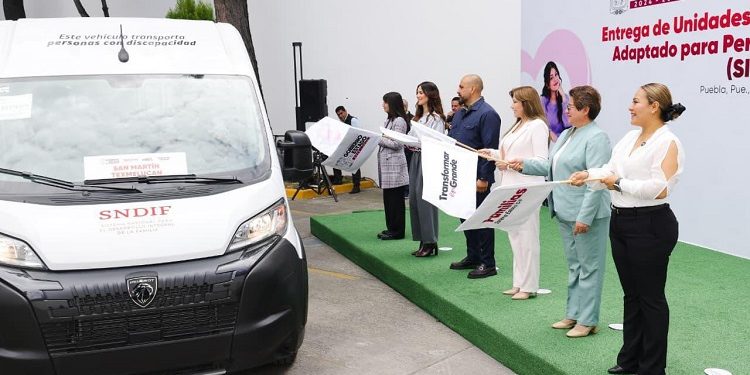 Con donación del SNDIF, Ceci Arellano y SEDIF entregan cuatro unidades adaptadas