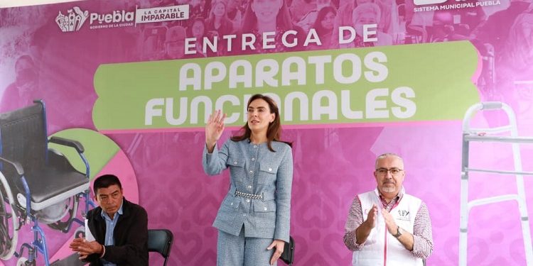 Entrega MariElise Budib 60 aparatos funcionales a personas con discapacidad en Puebla Capital